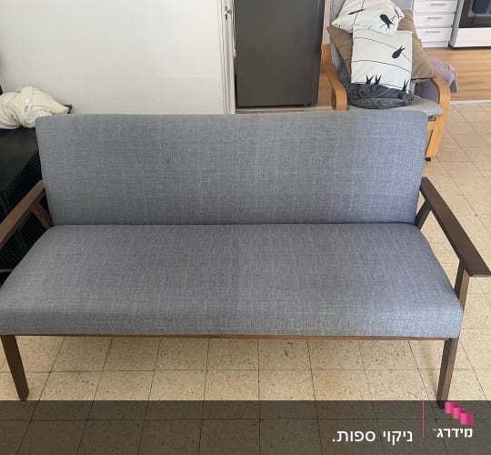 ספה אפורה בחדר עם רצפת אריחים